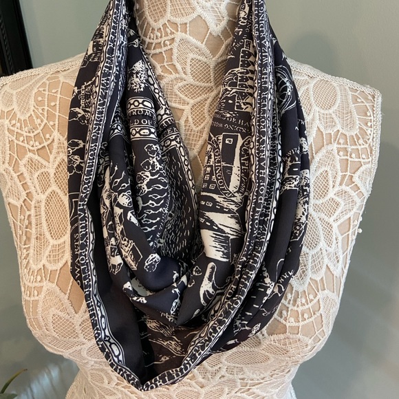 Harry Potter Infinity Scarf - Picture 1 of 3